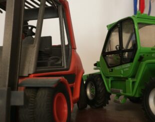 مکانیک یا برقکار خودرو یا لیفتراک