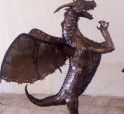 مجسمه فلزی