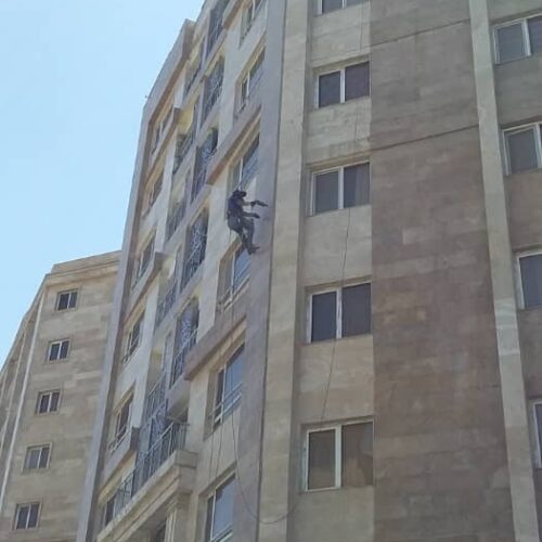 پیچ و رولپلاک نمای ساختمان شستشو بدون داربست راپل