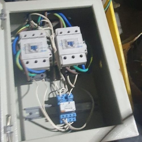 فروش تابلوبرق 30در40.وتعدادی کنتاکتور در آمارهای 65.40.32.وکلیه ابزارهای موجود در تابلوبرق صنعتی